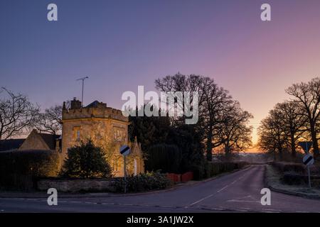 Broadmoor Lodge à l'aube. Little Wolford, Warwickshire, Angleterre Banque D'Images