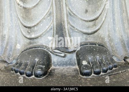 Pieds de Dieu Bouddha statue dans la pagode de la paix à Dhauli, Orissa, Inde, Asie Banque D'Images