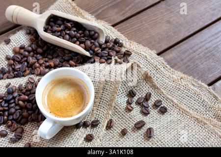 tasse de café et de grains sur fond sombre, vue de dessus Banque D'Images