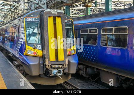Train ScotRail à un quai de la gare centrale de Glasgow, Glasgow, Écosse, Royaume-Uni Banque D'Images