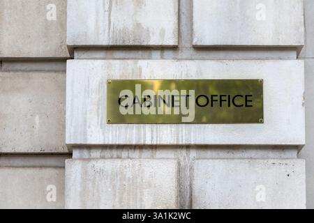 Londres, Royaume-Uni - 8 juin 2017 : plaque signalétique en laiton devant le Cabinet Office à Westminster, Londres. Le Bureau du Cabinet soutient le premier ministre et en est le chef Banque D'Images