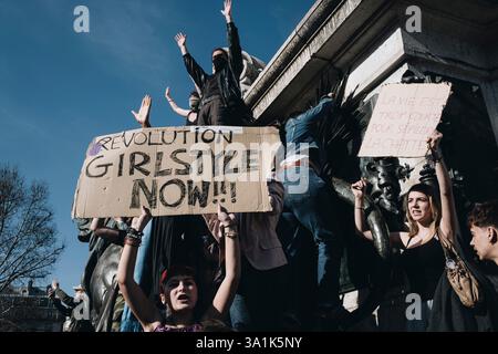 Paris, France. 08 mars 2025. Pour la Journée internationale des droits de la femme, le 8 mars 2025, et à l'appel de quelque 50 organisations, dont des associations et des syndicats (CGT, CFDT, CFE-CGC, FSU, solidaires, Unsa), plusieurs milliers de personnes ont défilé à Paris pour dénoncer l'inégalité des sexes, le féminicide et faire avancer les droits des femmes. - 08/03/2025 - France/Ile-de-France (région)/Paris - Olivier Donnars/le Pictorium crédit : LE PICTORIUM/Alamy Live News Banque D'Images