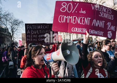 Paris, France. 08 mars 2025. Pour la Journée internationale des droits de la femme, le 8 mars 2025, et à l'appel de quelque 50 organisations, dont des associations et des syndicats (CGT, CFDT, CFE-CGC, FSU, solidaires, Unsa), plusieurs milliers de personnes ont défilé à Paris pour dénoncer l'inégalité des sexes, le féminicide et faire avancer les droits des femmes. - 08/03/2025 - France/Ile-de-France (région)/Paris - Olivier Donnars/le Pictorium crédit : LE PICTORIUM/Alamy Live News Banque D'Images