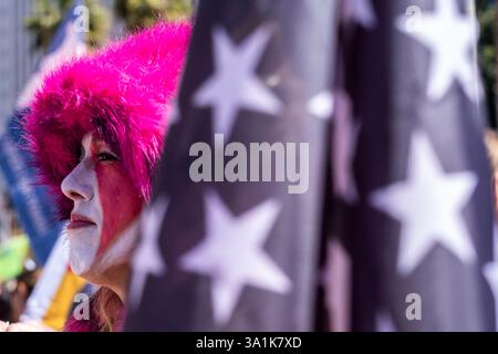Los Angeles, États-Unis. 08 mars 2025. Une manifestante avec une peinture faciale descend dans les rues du centre-ville de Los Angeles pour la Marche des femmes, à Los Angeles. Crédit : SOPA images Limited/Alamy Live News Banque D'Images