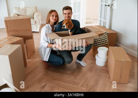 Jeune couple déménageant dans une nouvelle maison. Banque D'Images
