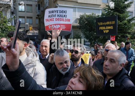 Sisli, Istanbul, Turquie. 9 mars 2025. Un manifestant tient des pancartes ''les alaouites en Syrie ne sont pas seuls.'' Lors d’une manifestation de protestation contre la mort d’alaouites en Syrie devant le parc Macka près du consulat général syrien à Istanbul onÂ MarchÂ 9,Â 2025. (Crédit image : © Tolga Uluturk/ZUMA Press Wire) USAGE ÉDITORIAL SEULEMENT! Non destiné à UN USAGE commercial ! Banque D'Images
