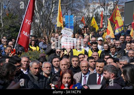 Sisli, Istanbul, Turquie. 9 mars 2025. Des manifestants assistent à une manifestation contre la mort d'alaouites en Syrie devant le parc Macka près du consulat général syrien à Istanbul onÂ MarchÂ 9,Â 2025. (Crédit image : © Tolga Uluturk/ZUMA Press Wire) USAGE ÉDITORIAL SEULEMENT! Non destiné à UN USAGE commercial ! Banque D'Images