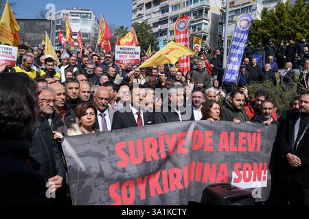 Sisli, Istanbul, Turquie. 9 mars 2025. Des manifestants se tiennent derrière la bannière disant ''fin du génocide alaouite en Syrie'' lors d'une manifestation de protestation contre la mort d'alaouites en Syrie devant le parc Macka près du consulat général syrien à Istanbul onÂ MarchÂ 9,Â 2025. (Crédit image : © Tolga Uluturk/ZUMA Press Wire) USAGE ÉDITORIAL SEULEMENT! Non destiné à UN USAGE commercial ! Banque D'Images