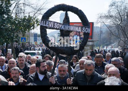 Sisli, Istanbul, Turquie. 9 mars 2025. Les manifestants portent une couronne noire sur laquelle sont écrits les mots ''End the Alaouite Genocide'' lors d'une manifestation de protestation contre la mort d'Alaouites en Syrie devant le parc Macka près du consulat général syrien à Istanbul onÂ MarchÂ 9,Â 2025. (Crédit image : © Tolga Uluturk/ZUMA Press Wire) USAGE ÉDITORIAL SEULEMENT! Non destiné à UN USAGE commercial ! Banque D'Images