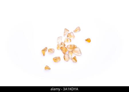 Vue de dessus d'une petite pile de copeaux de gravier citrine Quartz jaune poli isolé sur fond blanc Banque D'Images