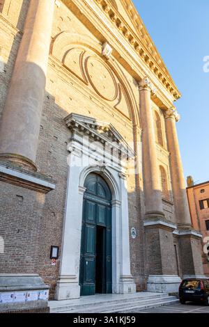 Sottomarina, Chioggia, Italie - 3 mars 2025 : façade de Chiesa di San Martino Vescovo Banque D'Images