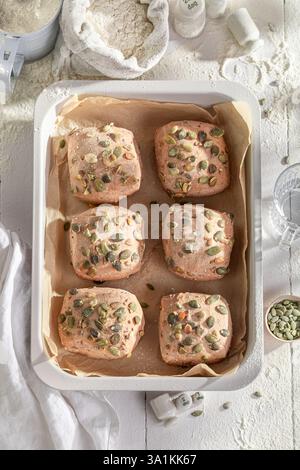 Petits pains maison doux et délicieux garni de graines de citrouille. Un excellent choix pour un repas sain. Banque D'Images