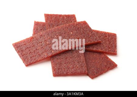 Bandes naturelles de cuir de fruit de pomme isolées sur blanc Banque D'Images