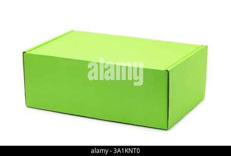 Boîte de papier d'emballage verte vierge fermée isolée sur blanc Banque D'Images