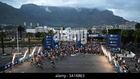 Cape Town, Afrique du Sud. 9 mars 2025. Les cyclistes débutent lors du Cape Town cycle Tour 2025 au Cap, Afrique du Sud, le 9 mars 2025. Crédit : Xabiso Mkhabela/Xinhua/Alamy Live News Banque D'Images