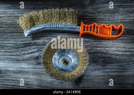 Brosses métalliques rigides sur planche de bois vintage Banque D'Images