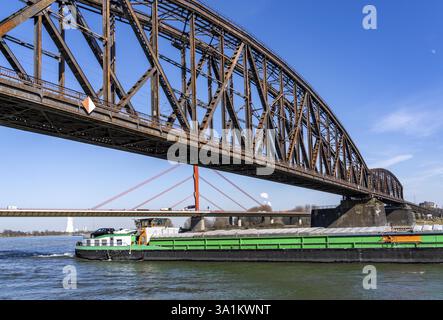 Le Rhin près de Duisburg, cargo, pont Beeckerwerth Rhin, autoroute A42, pont ferroviaire Haus-Knipp, trafic ferroviaire de marchandises, Rhénanie-Westphalie Banque D'Images