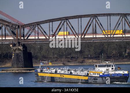 Le Rhin près de Duisburg, cargo, pont Beeckerwerth Rhin, autoroute A42, pont ferroviaire Haus-Knipp, trafic ferroviaire de marchandises, Rhénanie-Westphalie Banque D'Images