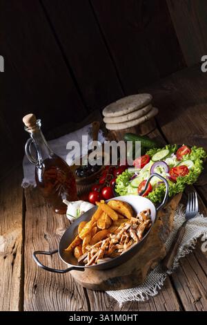 Il plaque gyros rustique salade verte et les quartiers de pommes de terre Banque D'Images