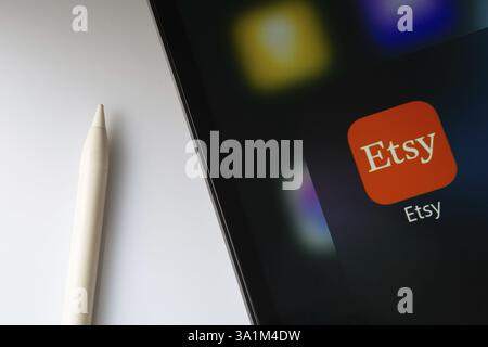 Dhaka, Bangladesh- 08 mars 2025 : gros plan d'un écran iPad affichant l'application Etsy Banque D'Images