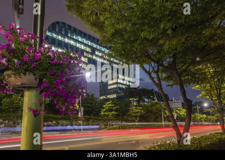 Daejeon, Corée du Sud, 25 juin 2019 : vue extérieure nocturne du nouvel immeuble de bureaux régional de Dong-gu conçu par Moo Young Architects, Asie Banque D'Images