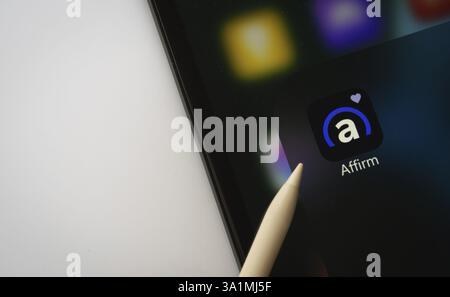 Gros plan de l'écran d'un iPad affichant l'application Affirm Banque D'Images