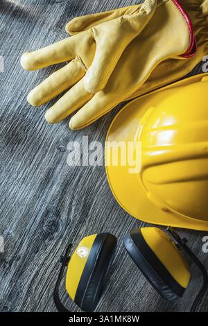 Gants de protection pour casque de confection de cache-oreilles sur planche en bois Banque D'Images