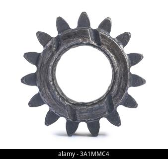 Ancienne roue dentée endommagée et huilée isolée sur fond blanc Banque D'Images