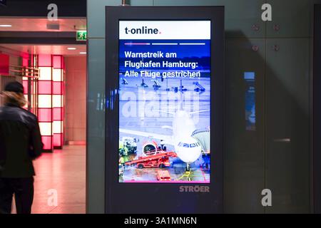 Cologne, Allemagne. 09 mars 2025. La grève d'avertissement à l'aéroport de Hambourg est annoncée sur un écran d'information à la gare principale. Le syndicat Verdi a appelé les employés du secteur public et des services d'assistance en escale à faire une grève d'avertissement de 24 heures lundi dans onze aéroports. Crédit : Thomas Banneyer/dpa/Alamy Live News Banque D'Images