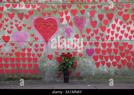Londres, Royaume-Uni. 09 mars 2025. Des fleurs sont laissées à côté du mur commémoratif national du COVID, marquant les cinq ans de COVID-19. Crédit : SOPA images Limited/Alamy Live News Banque D'Images