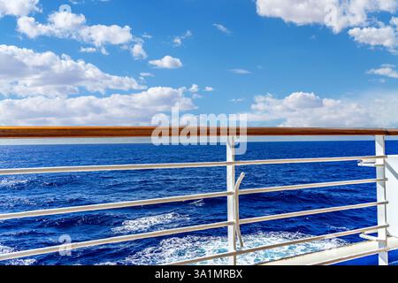 Garde-corps en bois de bateau avec métal blanc avec un fond du ciel et de l'océan Banque D'Images