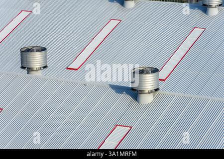 Toit en métal étain avec ventilateurs par gravité pour le flux d'aération vers le bâtiment commercial Banque D'Images