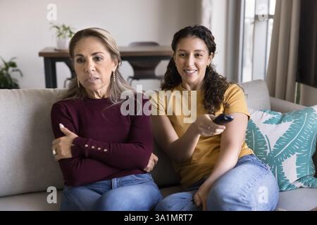 Des femmes multigénérationnelles regardent la télévision assise sur un canapé Banque D'Images