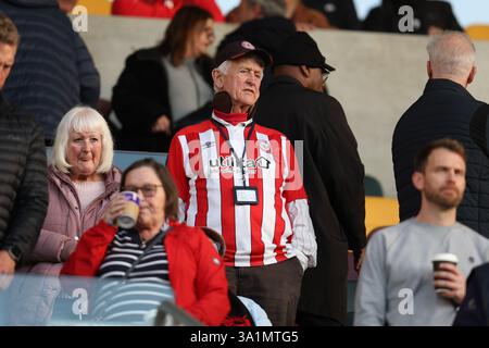 Londres, Royaume-Uni. 08 mars 2025. Londres Angleterre, 8 mars 2025 : fan de Brentford lors du match de premier League entre Brentford et Aston Villa au Gtech Community Stadium de Londres, Angleterre (Alexander Canillas/SPP) crédit : SPP Sport Press photo. /Alamy Live News Banque D'Images