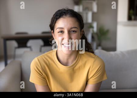 Portrait de tête de jeune femme brésilienne des années 25 attrayante Banque D'Images
