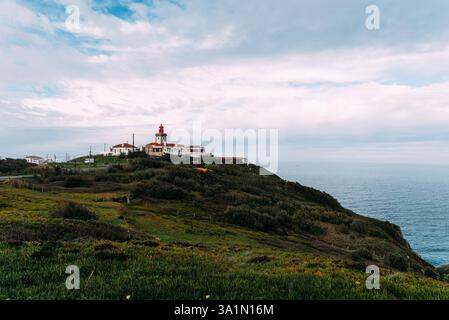 Le phare se trouve au sommet d'une falaise herbeuse par temps nuageux, surplombant l'océan Atlantique au point le plus à l'ouest de l'Europe continentale. Banque D'Images