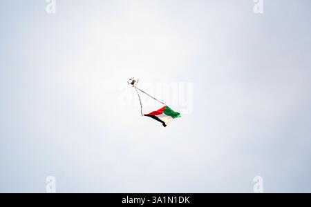 Un drone portant le drapeau de la Palestine survole l'Allianz Stadium de Londres, lors du Guinness Men's six Nations match opposant l'Angleterre et l'Italie. Date de la photo : dimanche 9 mars 2025. Banque D'Images