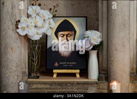 Amiens, FRANCE, 02-15-2025 : petit oratoire dédié à Saint Charbel Makhlouf. Saint libanais de l'Église catholique romaine. Banque D'Images