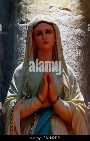 Amiens, FRANCE, 02-15-2025 : statue (XIXe siècle) de l'apparition de notre-Dame de Lourdes ou notre-Dame de Lourdes à Bernadette Soubirous. Banque D'Images