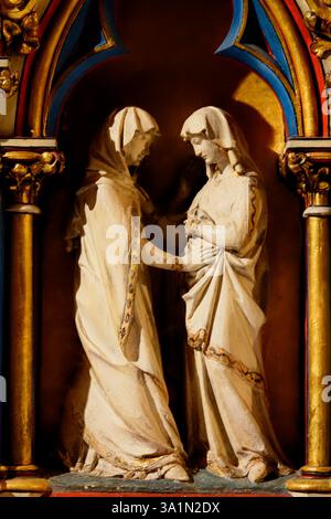 Amiens, FRANCE, 02-15-2025 : Statue (XIXe siècle) de la Visitation de la Vierge Marie à sa cousine enceinte Elizabeth. Elisabeth, Banque D'Images