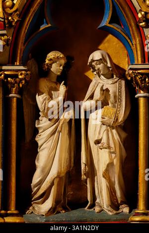 Amiens, FRANCE, 2025 : Annonciation, Statue (XIXe siècle) de l'Annonciation à la Bienheureuse Vierge Marie par l'Archange Gabriel. Banque D'Images