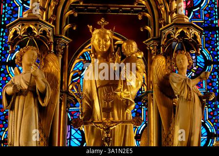 Amiens, FRANCE, 02-15-2025 : statue peinte en or (XIXe siècle) de la Bienheureuse Vierge Marie tenant l'enfant Jésus-Christ dans ses bras. Banque D'Images