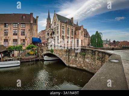 Pont et canal de Wollestraat, ville de Bruges, Flandre occidentale, Belgique Banque D'Images