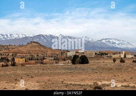 Midelt, situé entre les chaînes de montagnes du moyen et du Haut Atlas, est sur la route principale de Fès à Errachidia au Maroc. Banque D'Images