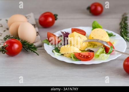 Petit déjeuner sain et savoureux : omelette vapeur avec légumes. Banque D'Images