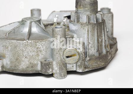 carter en aluminium du moteur d'essuie-glace arrière. bouchon à visser en plastique avec fente pour tournevis à lame commune gros plan Banque D'Images