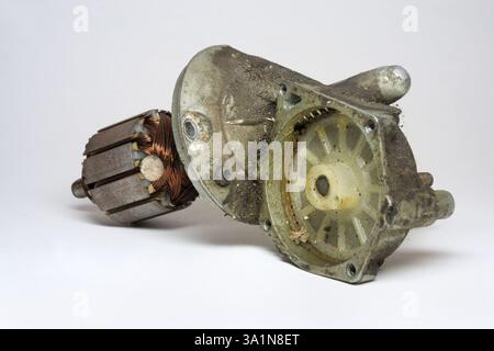 moteur d'essuie-glace de voiture, démonté. couronne en plastique dans le carter d'engrenage sale, dans la graisse, induit. mise au point sélective Banque D'Images
