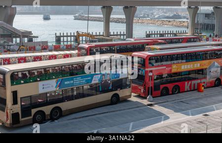 Hong Kong. Chine- 02.15.2025. Bus à impériale à Kwun Tong Ferry bus Terminus à l'est de Kowloon Banque D'Images