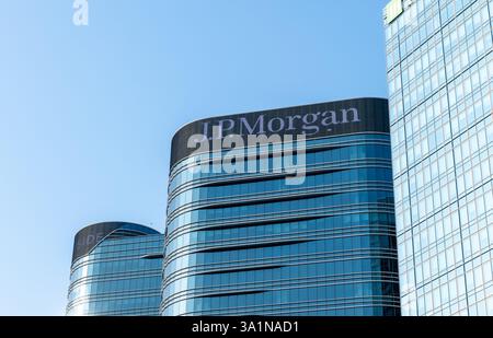 Hong Kong. Chine- 02.15.2025. Le signe de nom sur un immeuble de bureaux de J.P. Morgan, une institution financière américaine de premier plan. Banque D'Images
