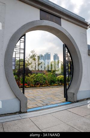 Hong Kong. Chine- 02.16.2025. Une porte d'entrée de style traditionnel chinois à l'espace jardin dans Sha Tin Park, nouveaux Territoires. Banque D'Images